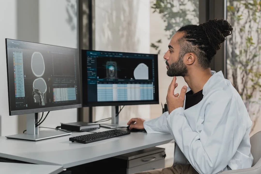 Profissional trabalhando em projeto de inteligência artificial em frente ao computador
