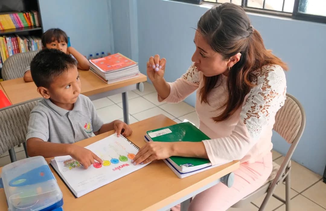 Adulto e jovem conversando sobre escolhas de carreira e futuro profissional em ambiente acolhedor