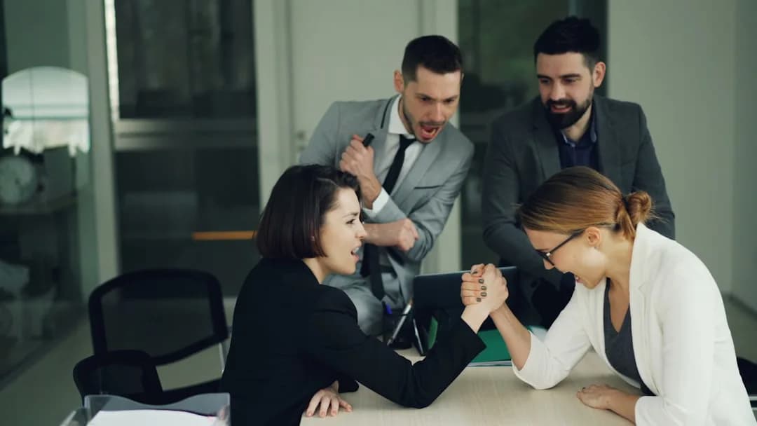 Profissional confiante em reunião corporativa demonstrando assertividade e liderança no trabalho