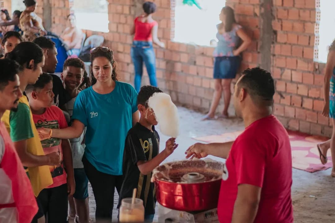 Grupo de pessoas colaborando em torno de mesa, representando trabalho em equipe e conexão humana