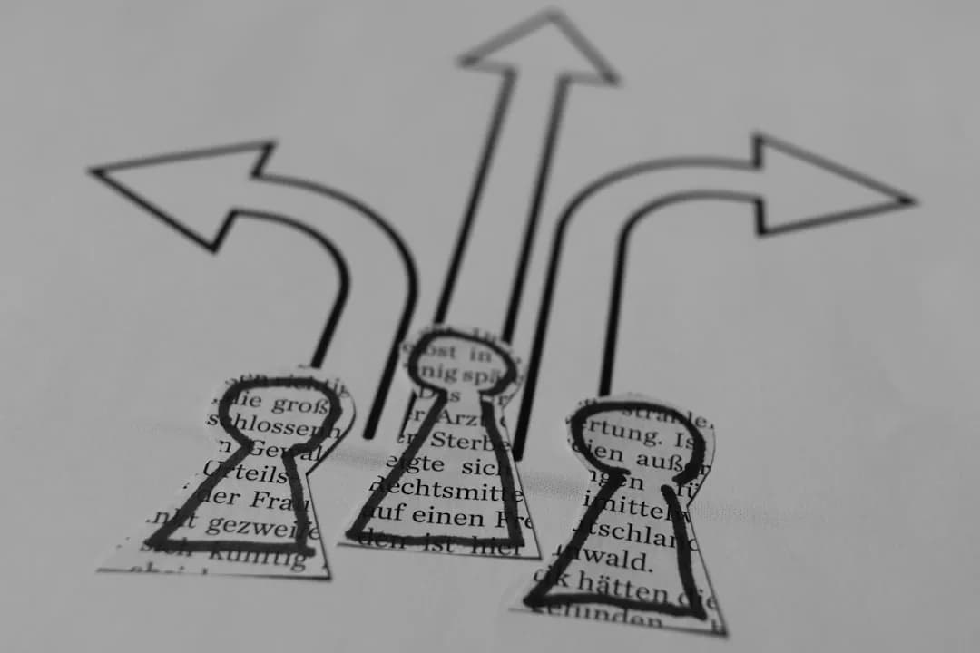 Setas em papel representando diferentes caminhos de decisão vocacional
