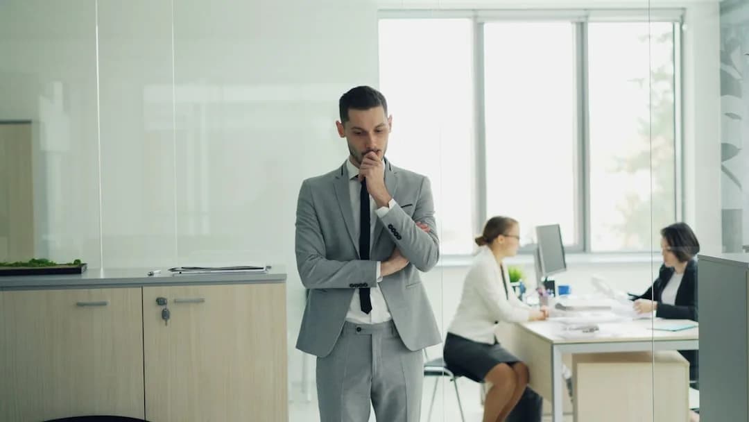 Profissional experiente em momento de reflexão sobre carreira no escritório