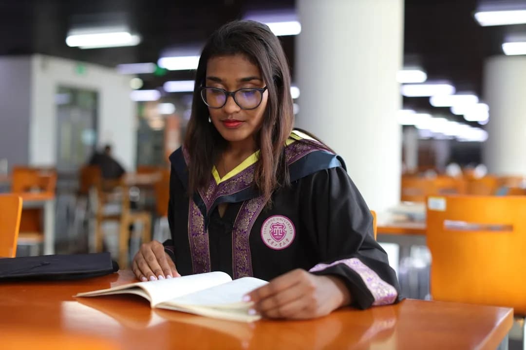 Estudante do ensino médio pesquisando carreiras e cursos universitários
