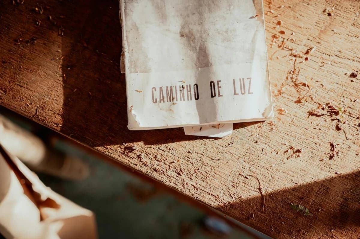Caderno aberto sobre mesa de madeira rústica com palavra 'Caminho', simbolizando novo início na transição de carreira